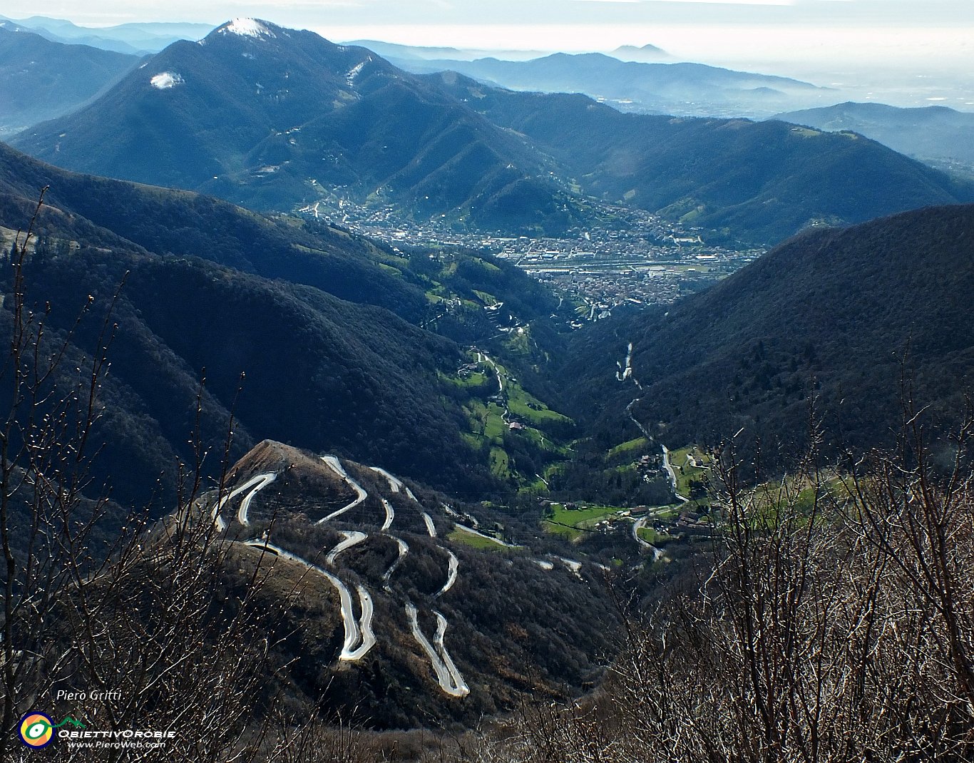 45 La Val del Carso con la strada a tornanti Nembro-Selvino .JPG